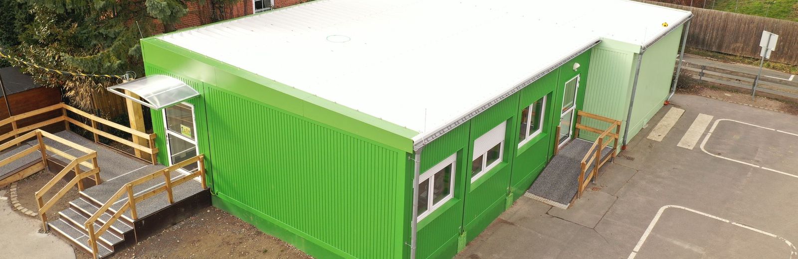 Grüne Grundschul-Container für die Stadt Seelze